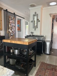 Big new stove and plenty of pots in the Frengipani Apartment Fremantle